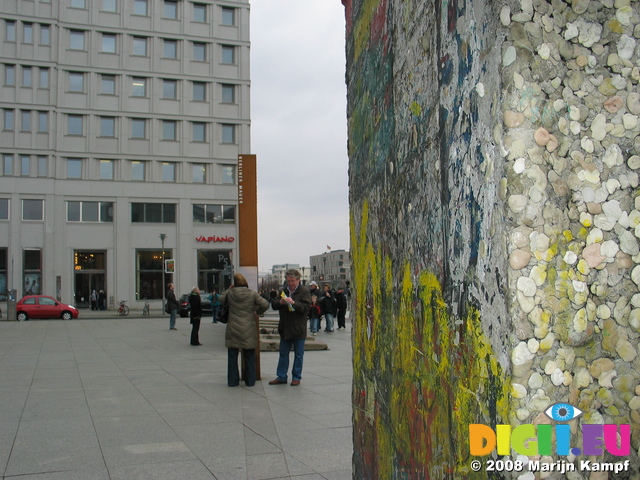 25142 Chewing gum on Berlin wall